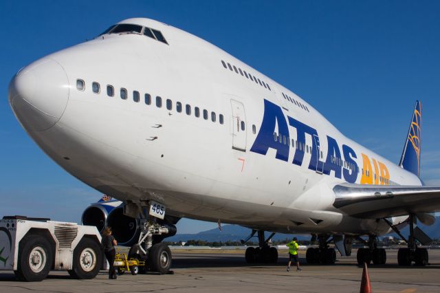 Boeing 747-400 (N465MC)