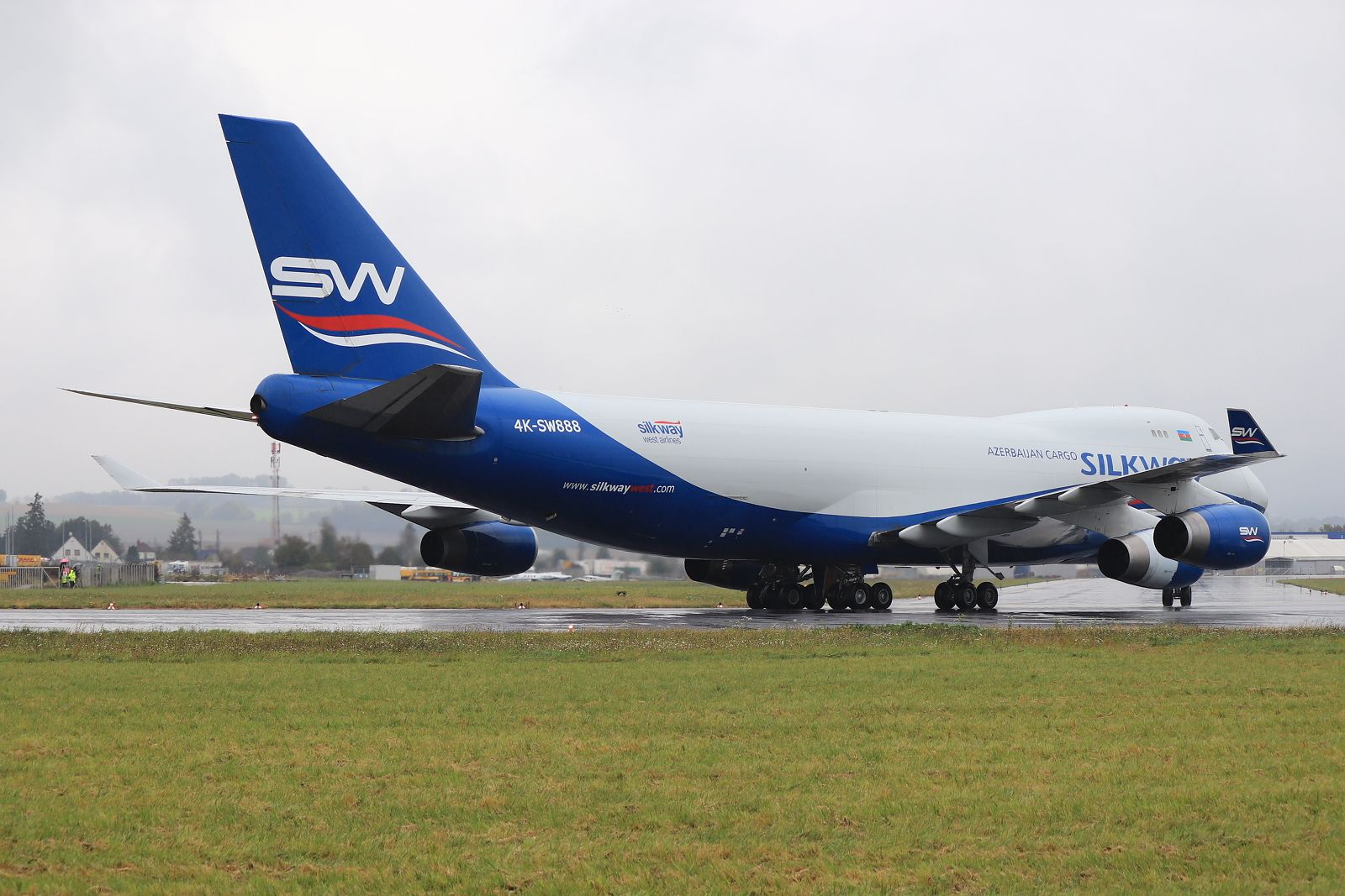 Boeing 747-400 (4K-SW888)
