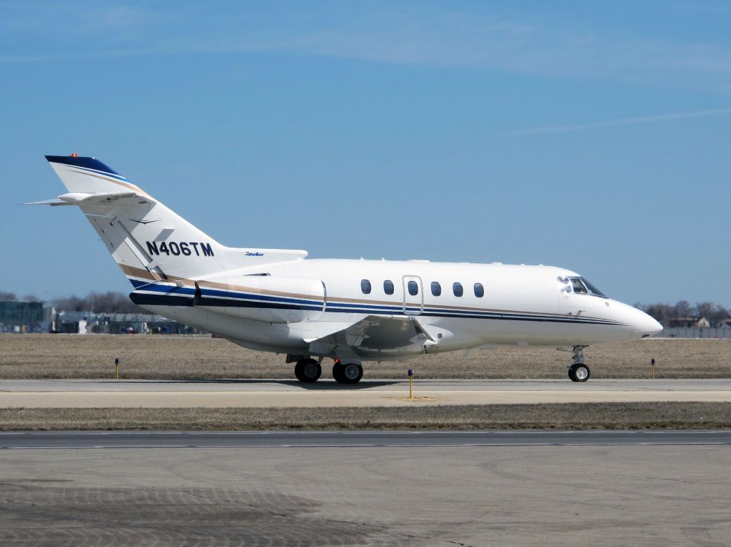 Hawker 800 (N406TM) - Taxiing onto the ramp after landing.