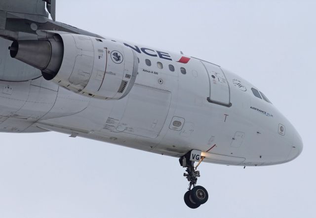 Airbus A319 — - Approaching runway 09L at LHR.