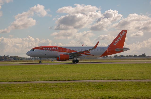 Airbus A320 (OE-IZJ) - EasyJet Europa A320-214 cn6902 take off rwy36L lsd from GeCas ex Air Berlin 25-09-22