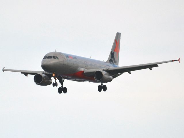 Airbus A320 (VH-VQL) - On short finals for runway 05. Thursday 12th July 2012.