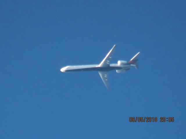 McDonnell Douglas MD-90 (N916DN)