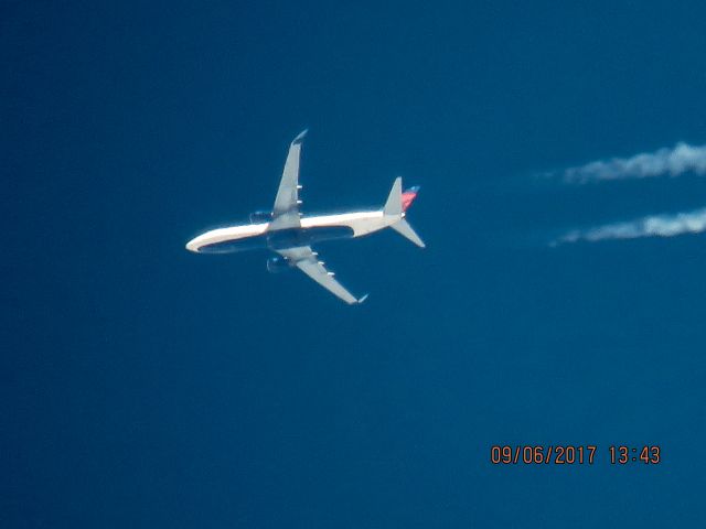 Boeing 737-800 (N3748Y)