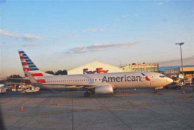 Boeing 737-700 (N935NN)