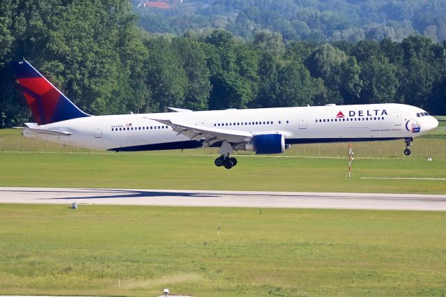 BOEING 767-400 (N842MH)