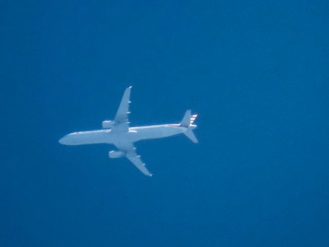 Airbus A321 (N585UW)