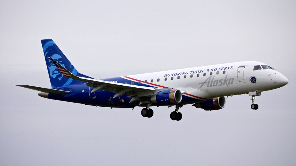 Embraer 175 (N651QX) - QXE2675 from KSAN on final to KPAE Rwy 16R on 12.19.19. (ERJ-175LR / cn #17000812).
