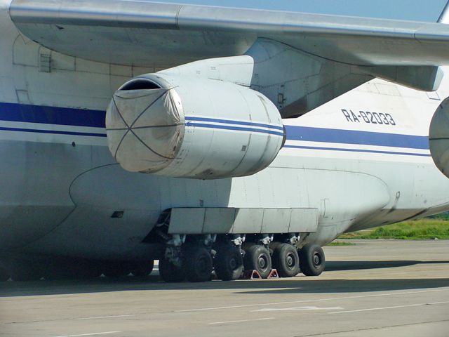 Antonov An-12 (RA-82033)