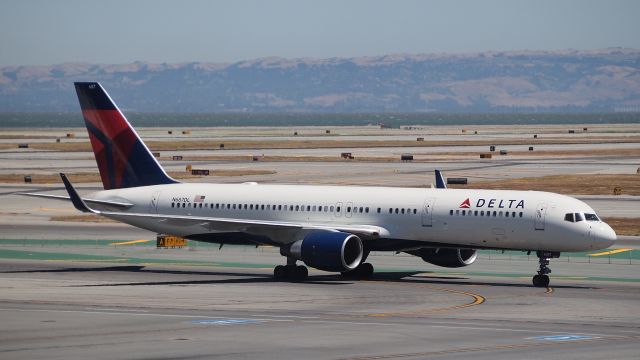 Boeing 757-200 (N687DL)