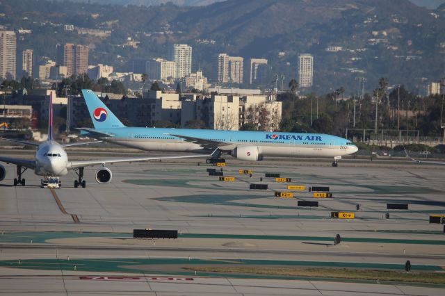 BOEING 777-300ER (HL8346)