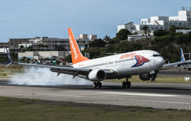 Boeing 737-800 (C-GTVS)