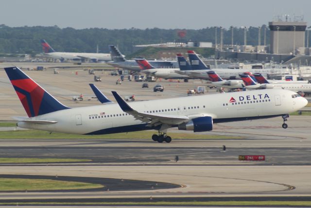 BOEING 767-300 (N177DN)