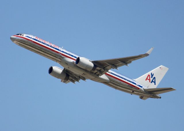 Boeing 757-200 (N193AN) - At DFW.