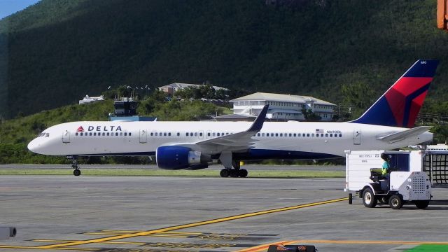 Boeing 757-200 (N690DL) - Taxiing to the stand after arrival from ATL as DL661