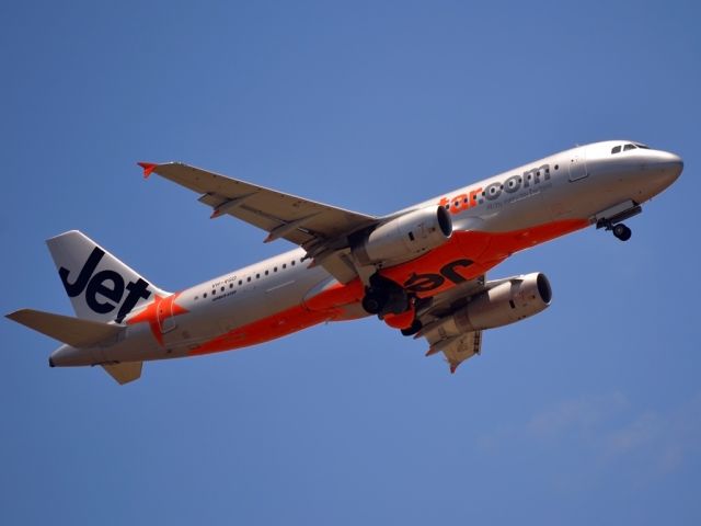 Airbus A320 (VH-VGD) - Getting airborne off runway 23. Monday 19th December 2011.