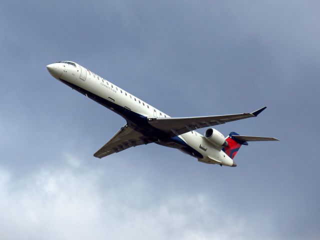 Canadair Regional Jet CRJ-900 (N136EV)