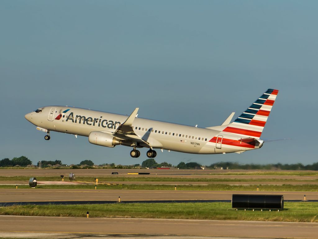 Boeing 737-800 (N817NN)