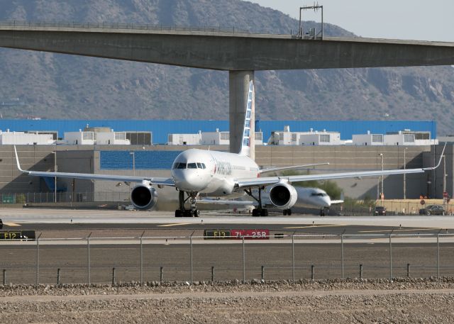 Boeing 757-200 (N204UW)