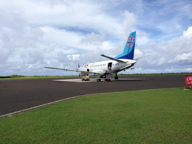 Saab 340 (E5-EFS) - Air Rarotonga Saab Turboprop deplaning after flight from Aitutaki