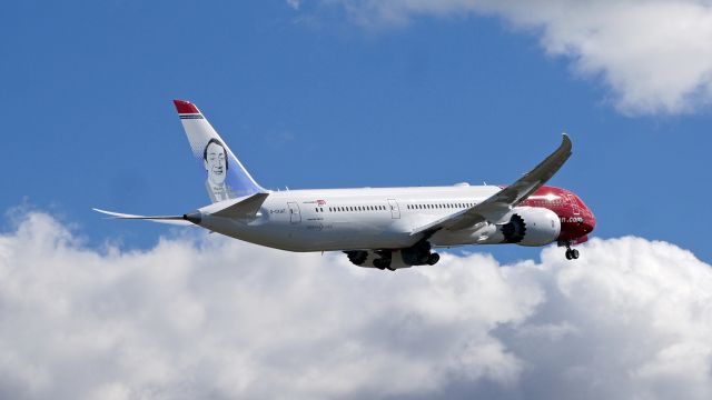 Boeing 787-9 Dreamliner (G-CKWT) - NRS8A on rotation from Rwy 16R for a delivery flight to LGW on 3.26.19. (ln 827 / cn 63320).