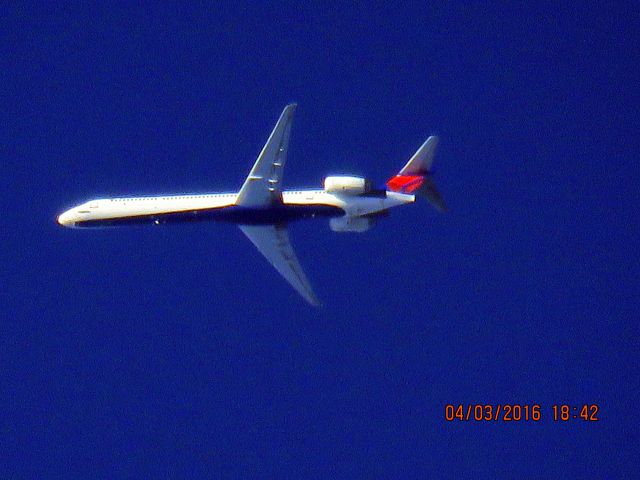 McDonnell Douglas MD-90 (N904DA)