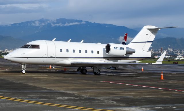 Canadair Challenger (N711WM)