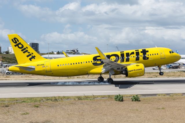 Airbus A320 (N934NK) - Spirit Airlines burning rubber on landing.