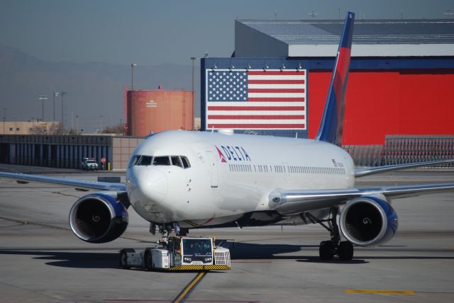 BOEING 767-300 (N1604R)