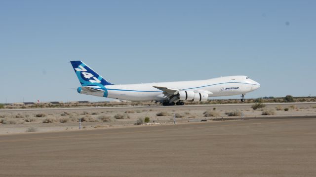 BOEING 747-8 (N5017Q) - Reverse thrusters deployed landing at KNYL Aug 31,2010.