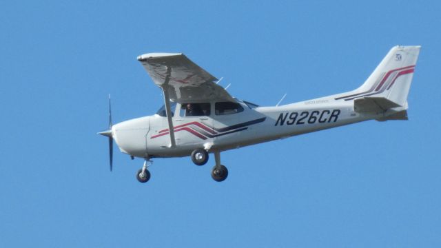 Cessna Skyhawk (N926CR) - On final is this brand new Cessna 172S Skyhawk SP in the Autumn of 2020.