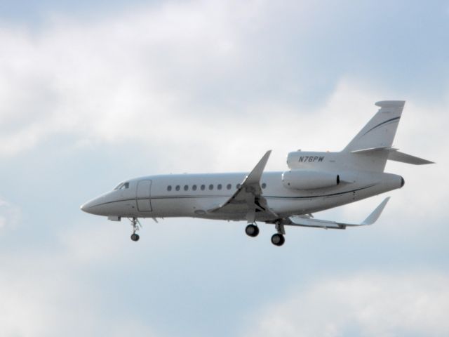 Dassault Falcon 900 (N75PW) - Shown here in the Spring of 2015 a Dassault Falcon 900 on final.  