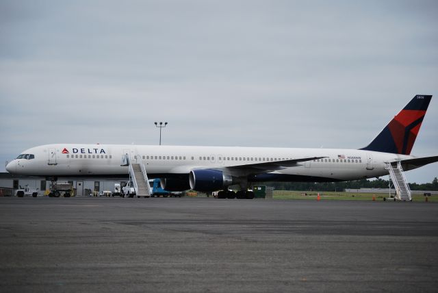 BOEING 757-300 (N588NW) - Green Bay Packers team charter in town to play the Carolina Panthers (Packers 30 - Panthers 23) - 9/18/11