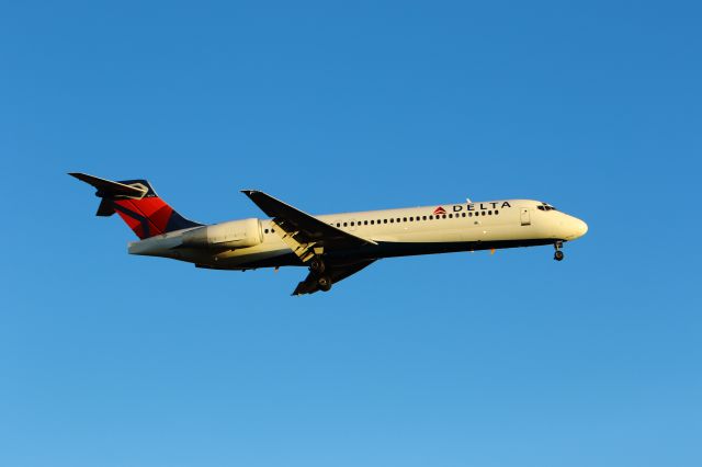 Boeing 717-200 (N957AT) - Delta 709 a Boeing 717-200 fresh in from Atlanta, GA USA KATL on short final at Lexingtons Bluegrass Airport KLEX.