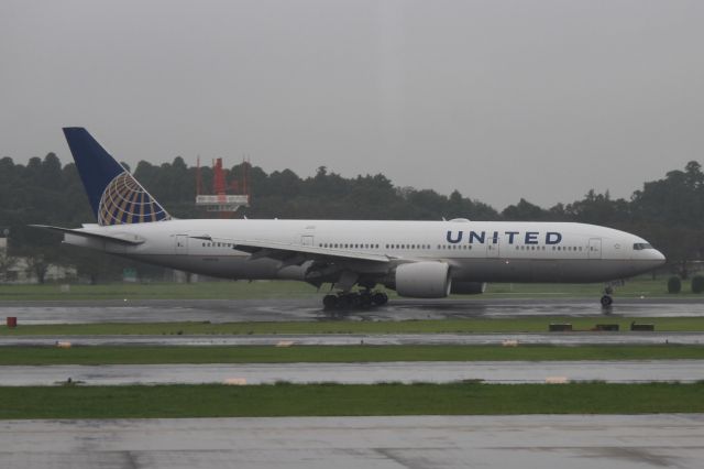 Boeing 777-200 (N219UA)