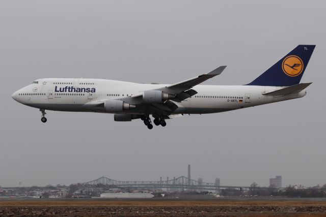 Boeing 747-400 (D-ABTL) - Lufthansa 422 from Frankfurt landing on 22L