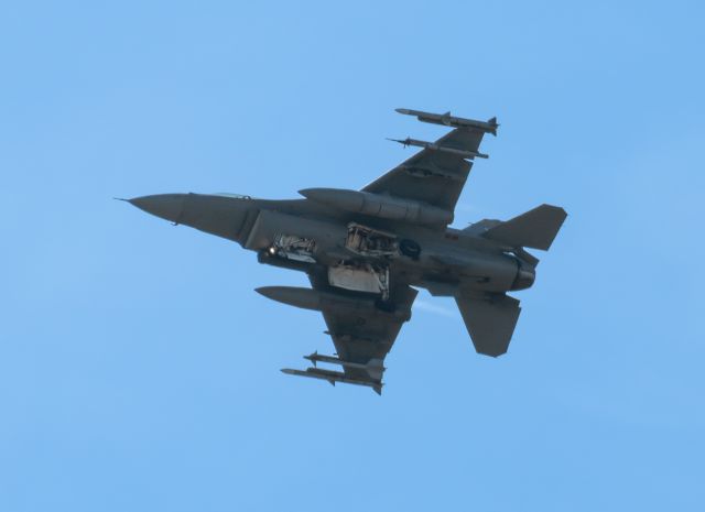 Lockheed F-16 Fighting Falcon — - Moving fast and bad lighting