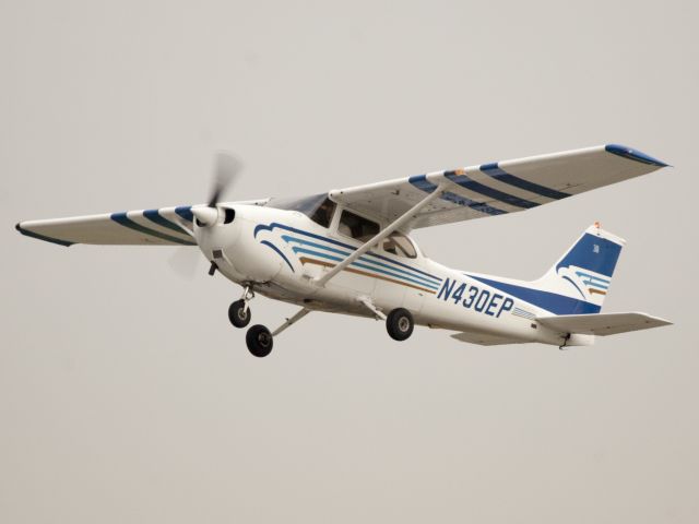 Cessna Skyhawk (N430EP) - Take off runway 26..