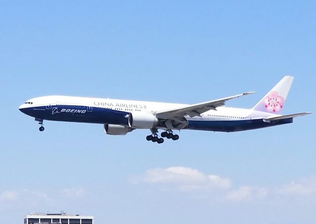 BOEING 777-300ER (B-18007) - China Airlines 777-300ER in the Boeing livery lands 24R at LAX. 