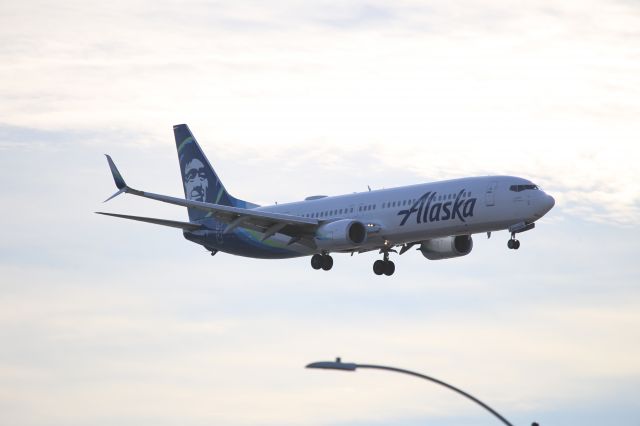 Boeing 737-900 (N409AS)