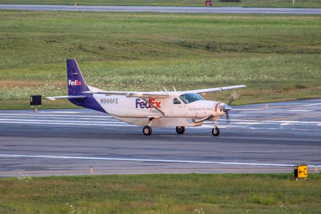 Cessna Caravan (N966FE) - Feeder arriving with the last cargo load of the night