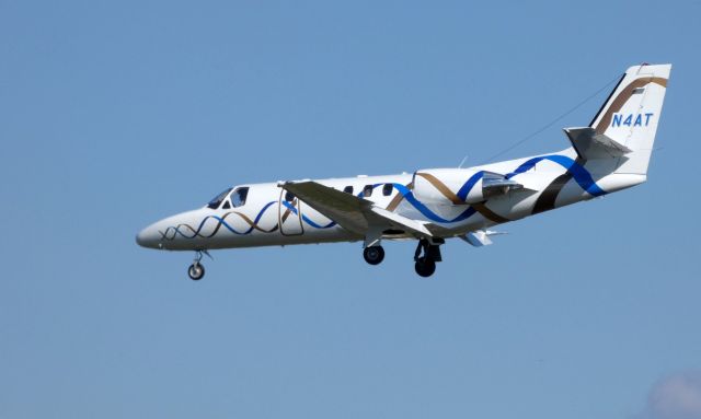 Cessna Citation II (N4AT) - On final is this 1997 Cessna Citation 550 in the Autumn of 2019.