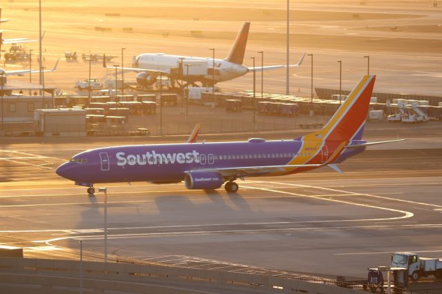 Boeing 737-800 (N8554X)