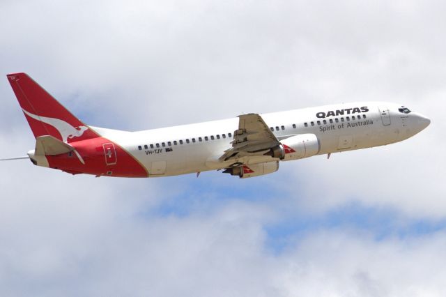 BOEING 737-400 (VH-TJY) - A Qantas old girl getting airborne off runway 23. Friday 1st February 2013.