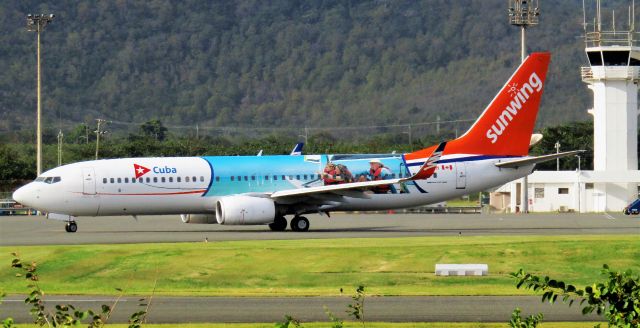 Boeing 737-800 (C-FTAH)