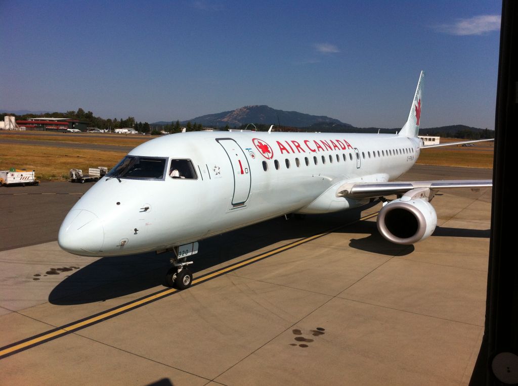 Embraer ERJ-190 — - yyz arrival @ yyj  summer 2012