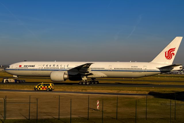 BOEING 777-300 (B-2033) - yellow morning sun