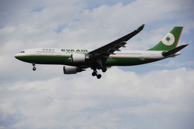 Airbus A330-200 (B-16307) - Final Approach to Narita Intl Airport Rnwy16R on 2012/08/18