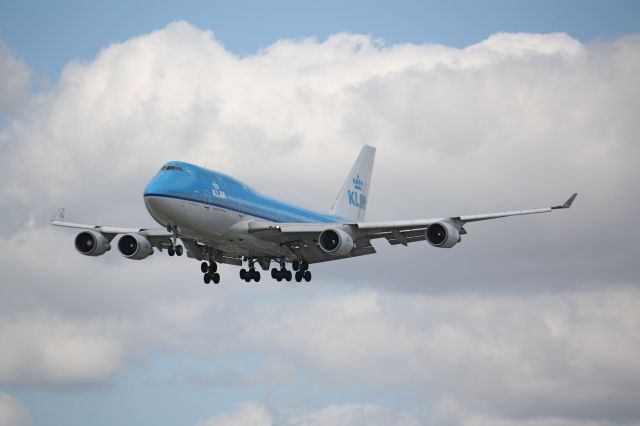 Boeing 747-400 (PH-BFA) - Landing Lester B.Pearson Intl Airport,August 24,2004