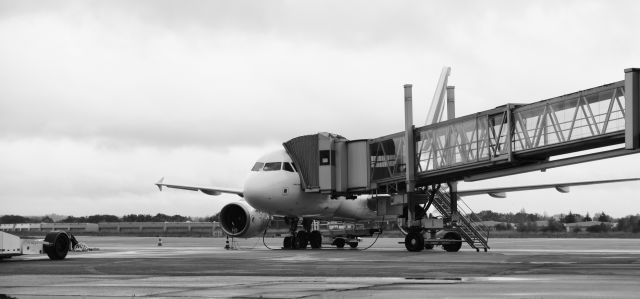 Airbus A319 (AFR7460) - Waiting for passengers 